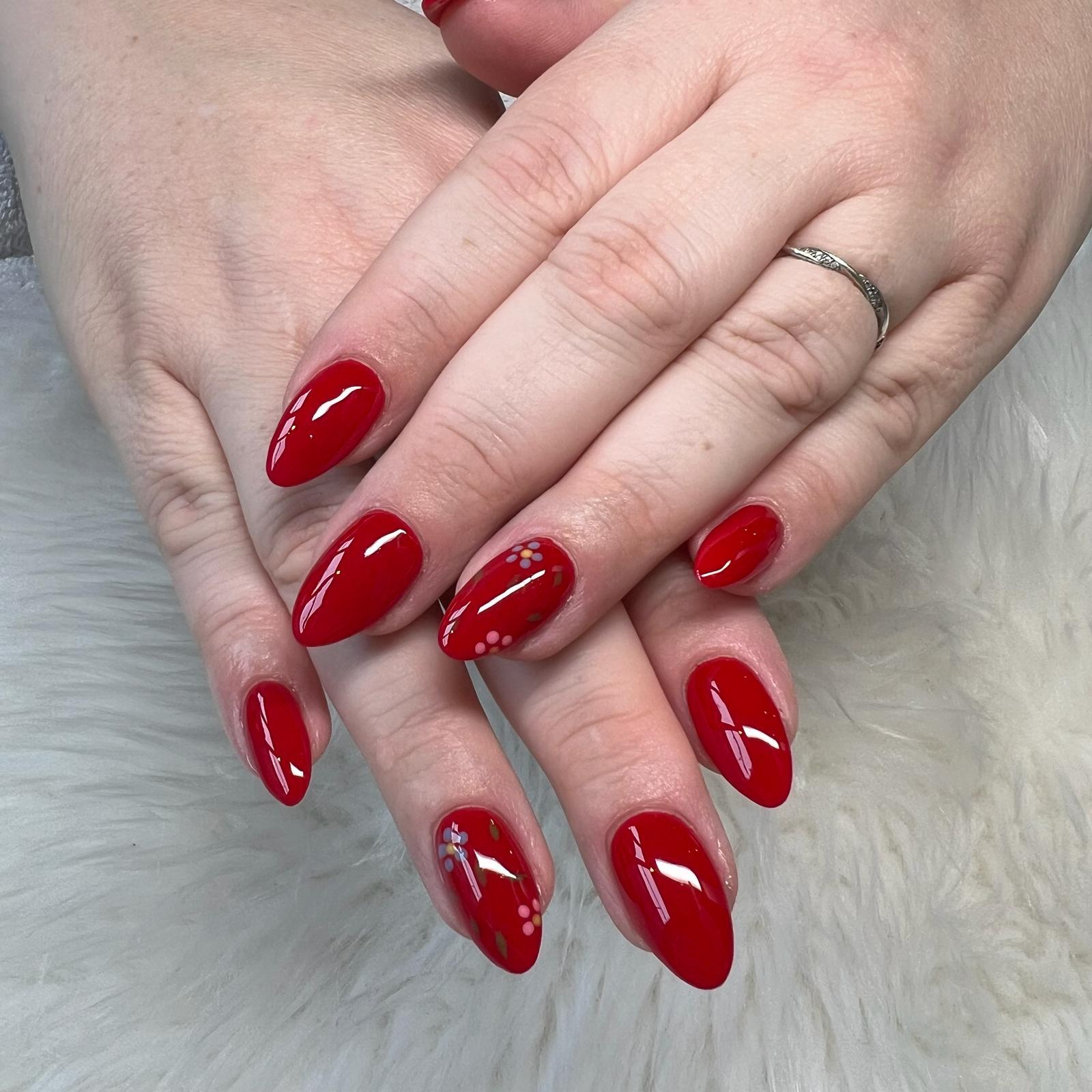 Rode nagels met bloemdetail